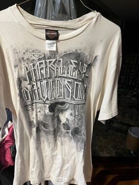 Harley-Davidson Cream Short Sleeve Tee with Black Skull Graphic